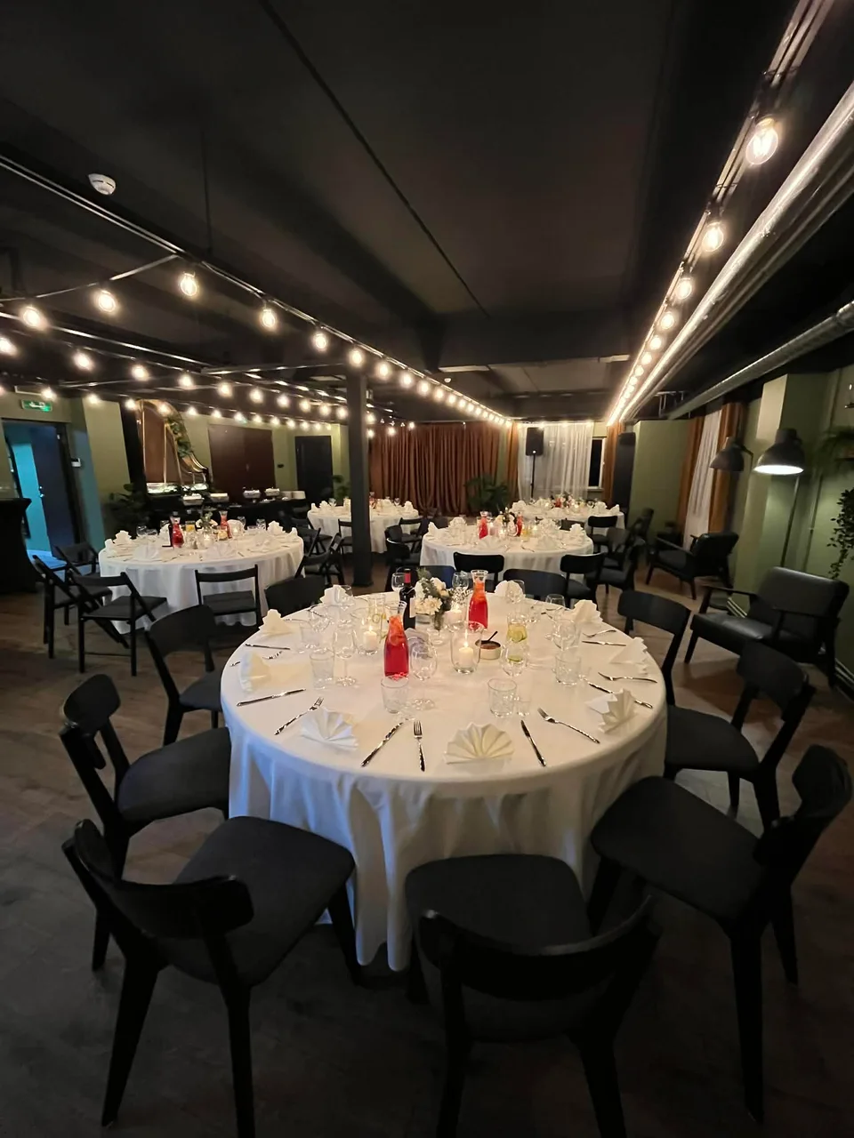 Pidulikult kaetud lauad UKAS Greenroomis