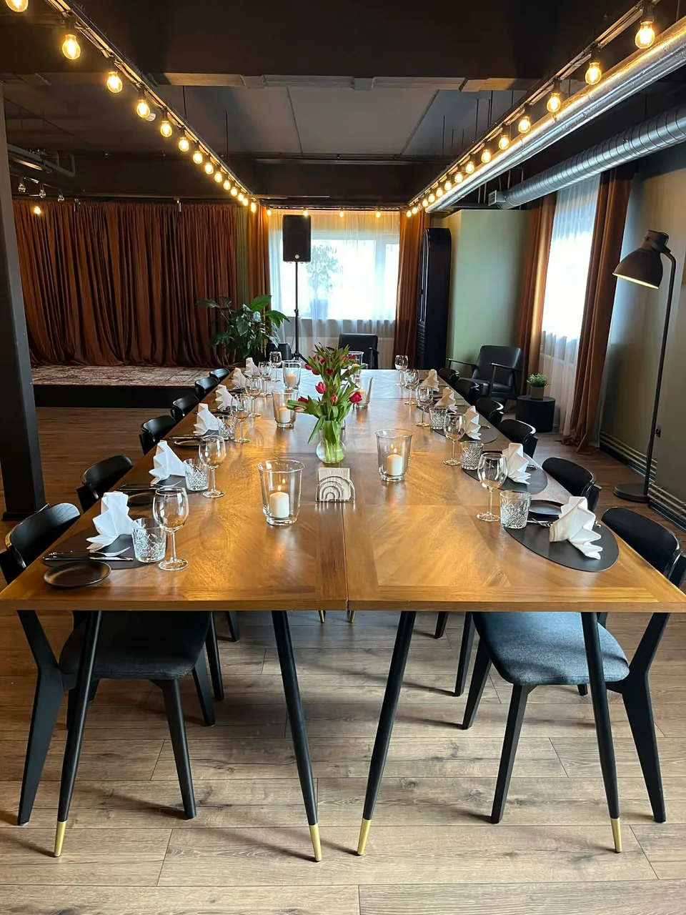 Pidulikult kaetud lauad UKAS Greenroomis